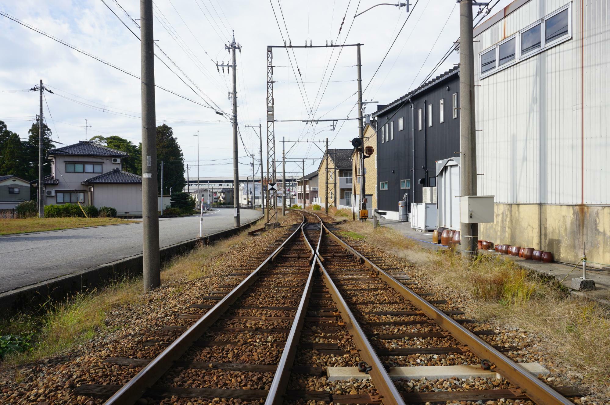 新黒部駅へ向かって伸びる線路　奥に黒部宇奈月温泉駅の高架が見える