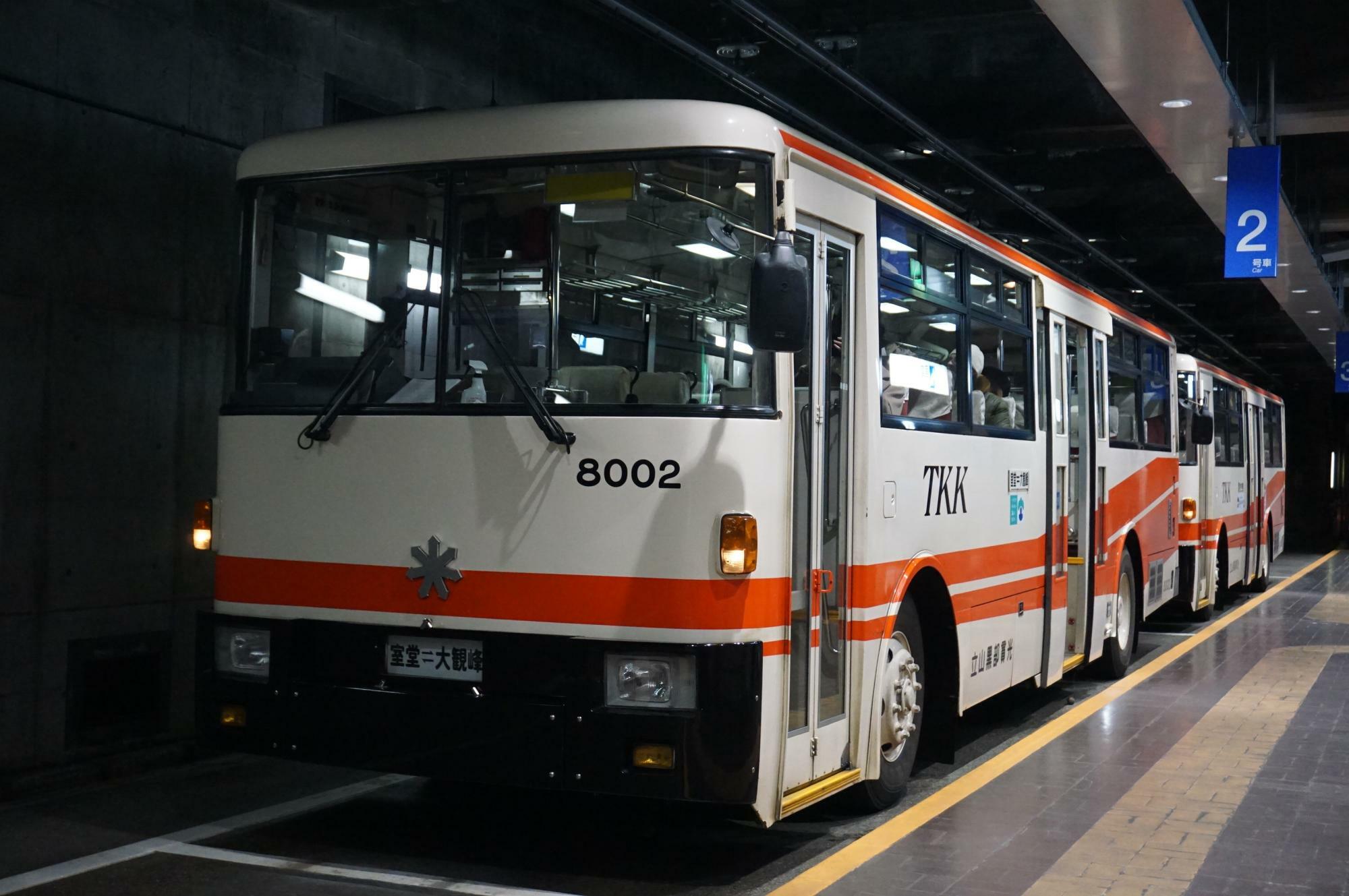 室堂で発車を待つ8002