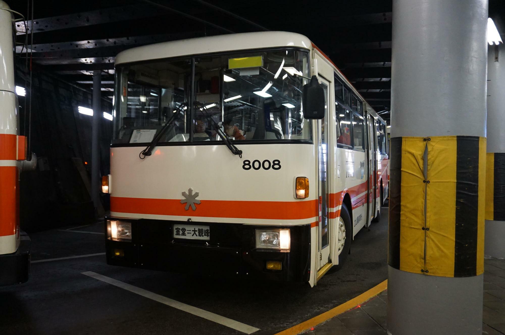 大観峰駅で発車を待つ8008