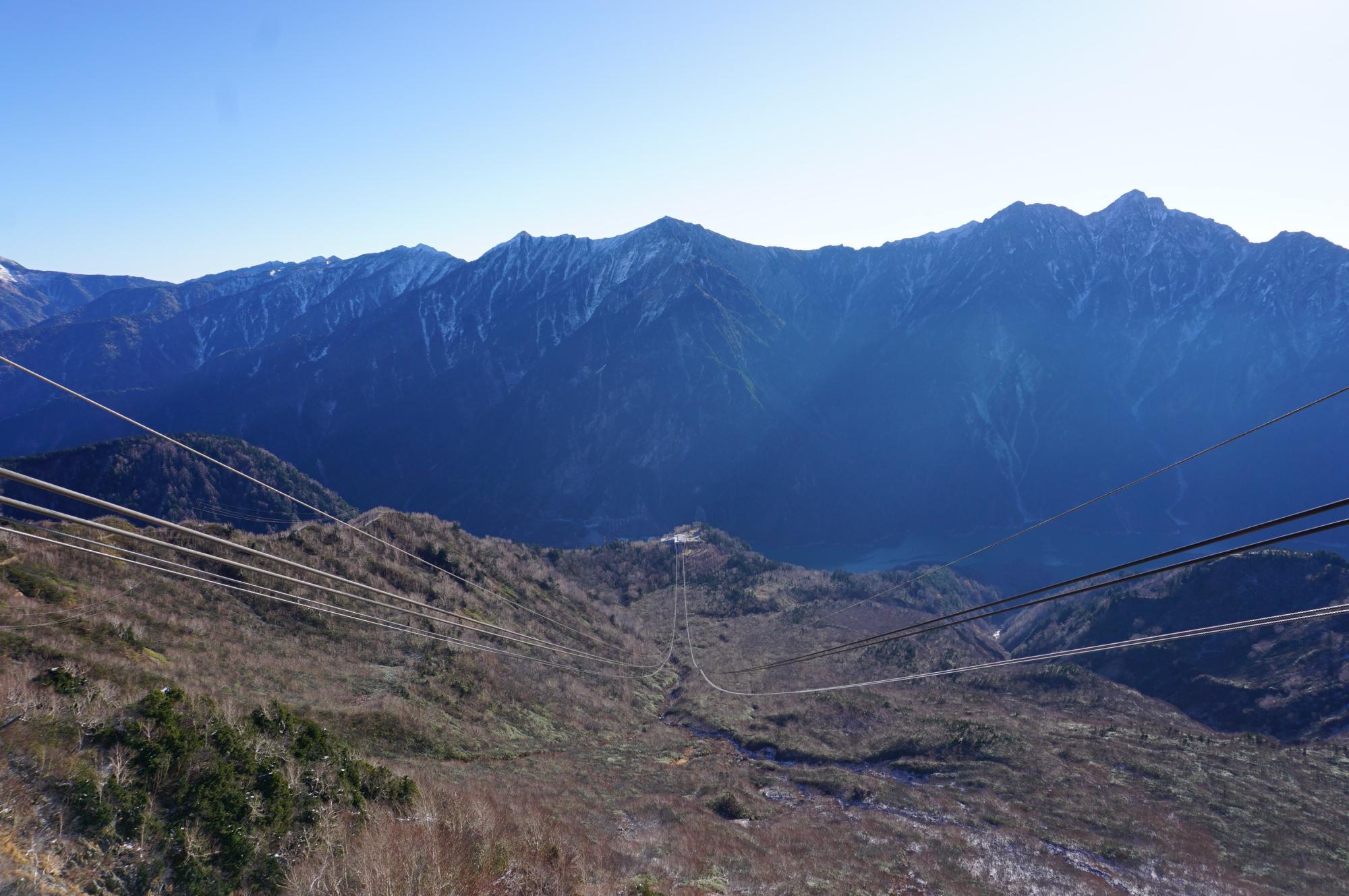 黒部平駅と立山連峰の山並み