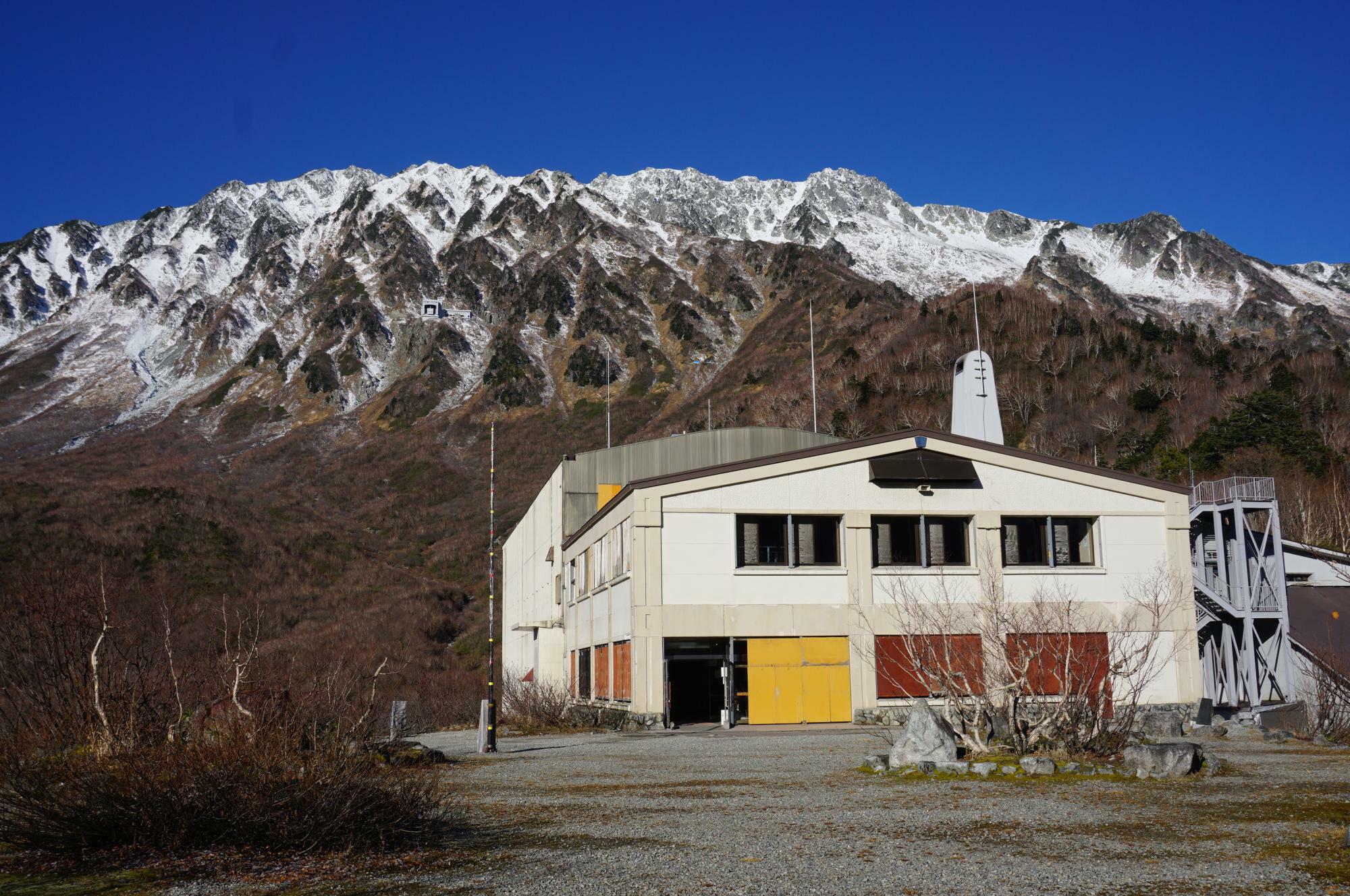 黒部平駅　背景の山の斜面に大観峰駅が見える