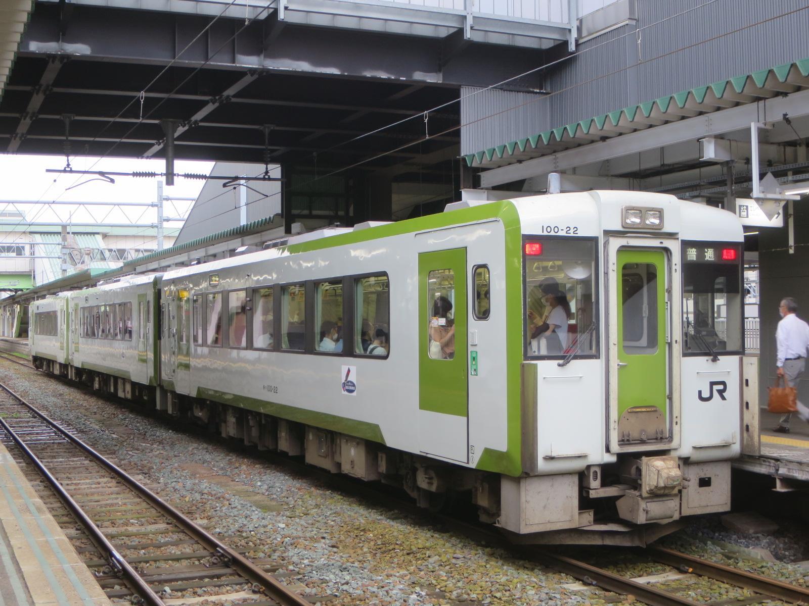 盛岡駅で発車を待つキハ100‐22