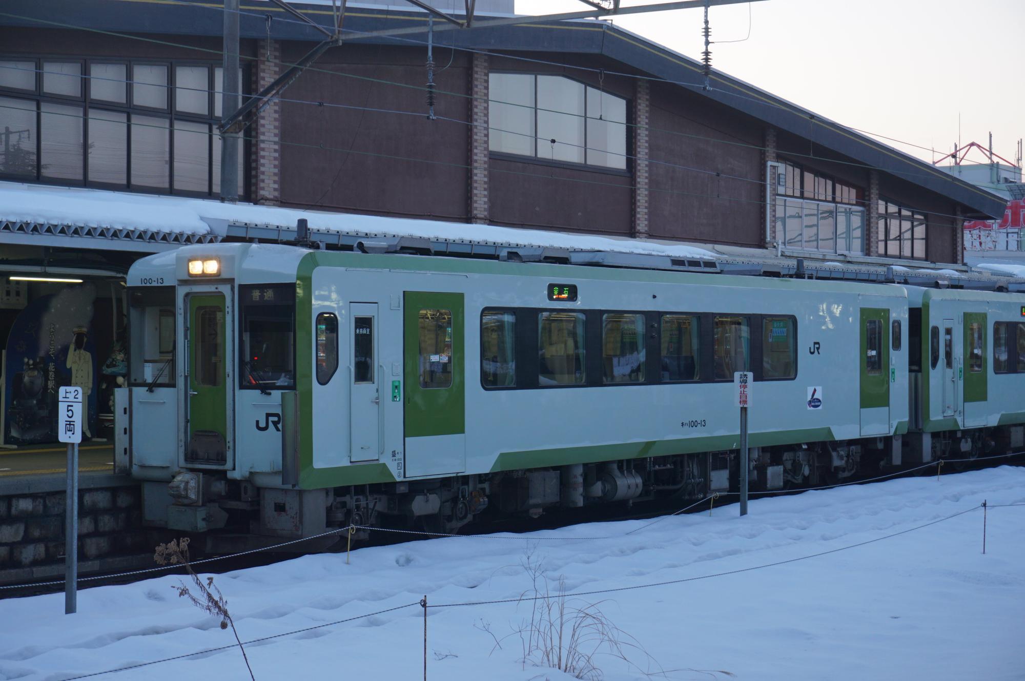 花巻駅で発車を待つキハ100‐13