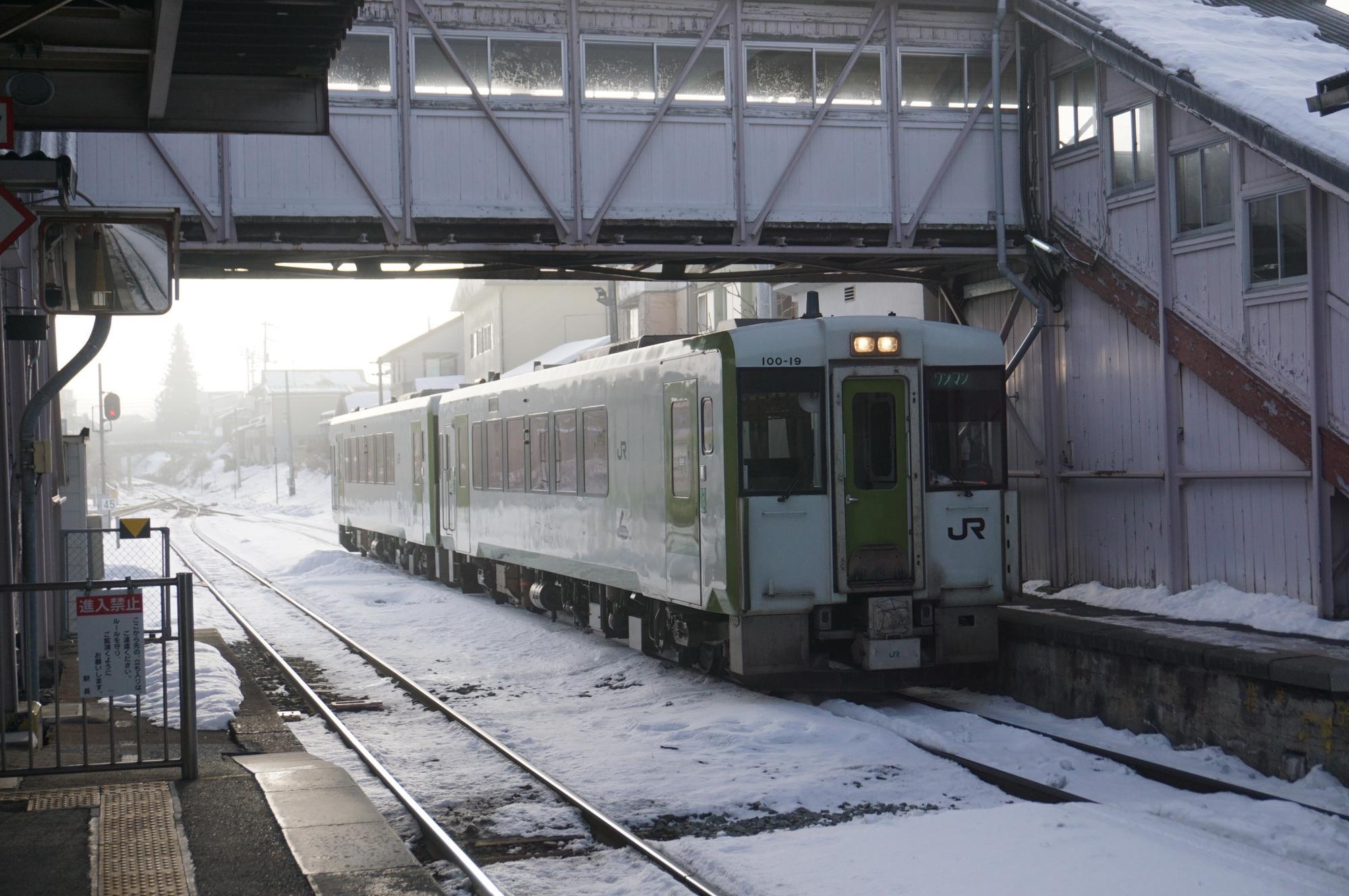 遠野駅に到着したキハ100‐19