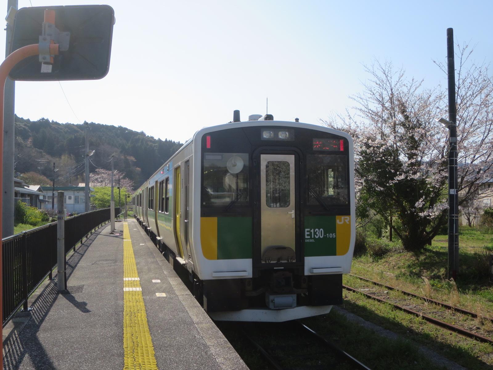 上総亀山駅に停車中のキハE130