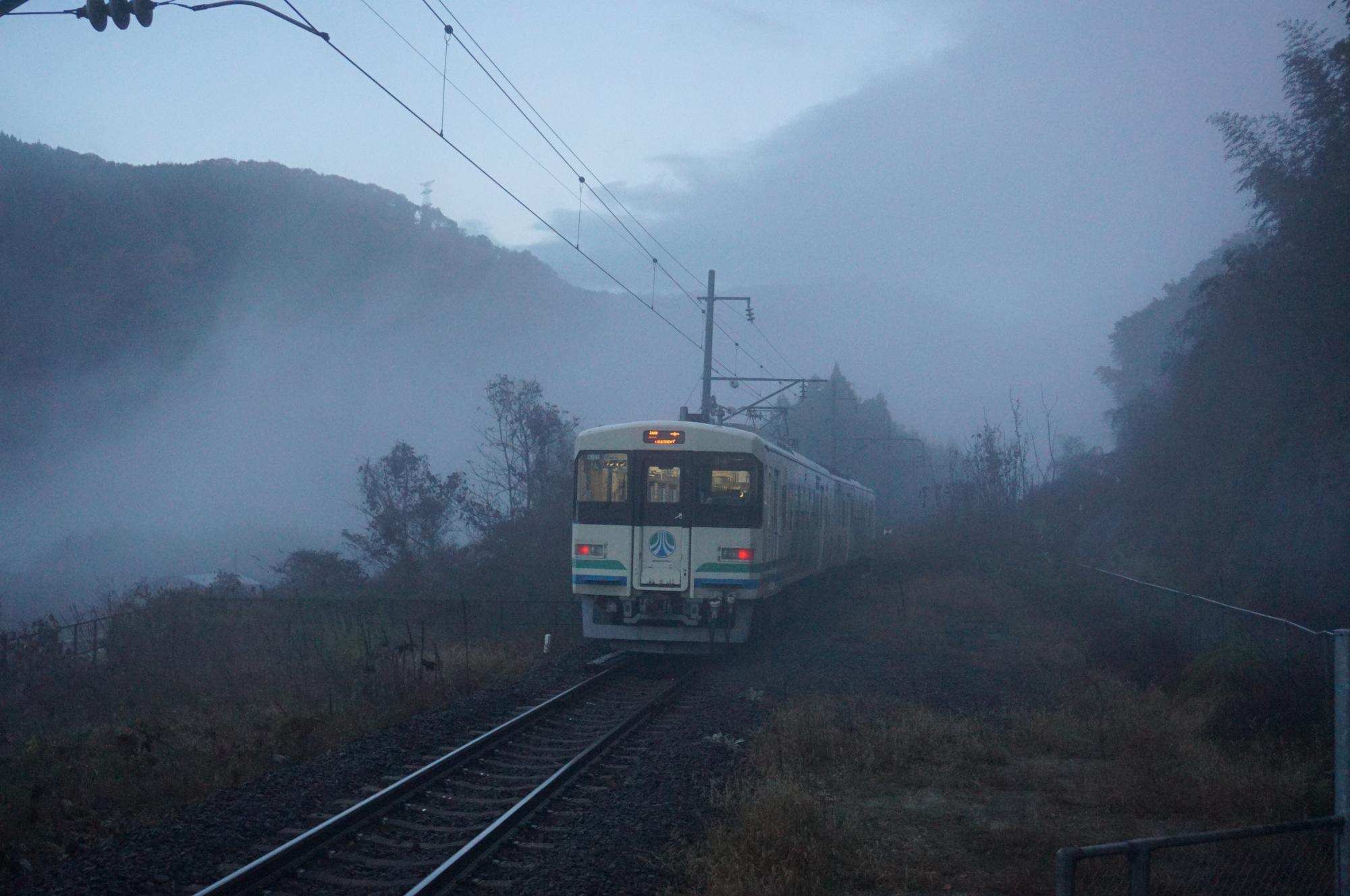 早朝、阿武隈川から立ち上る霧の中、兜駅を後にする8100系