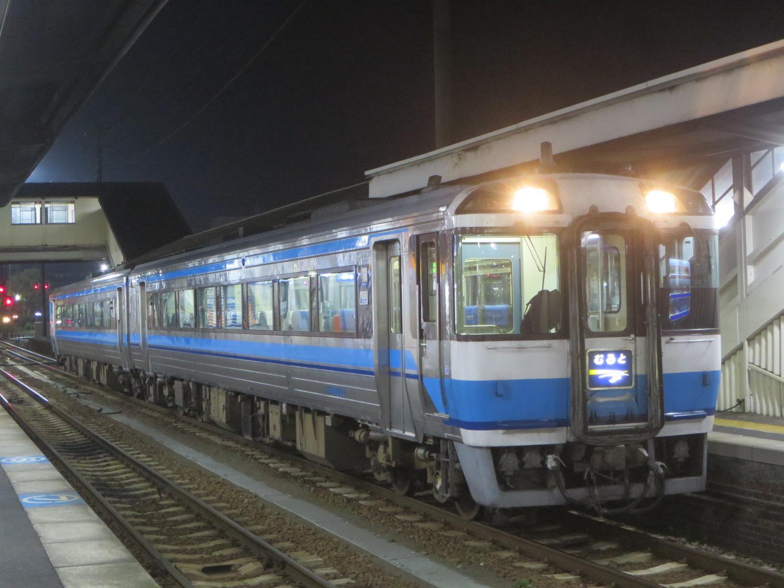 徳島駅で発車を待つ特急「むろと」