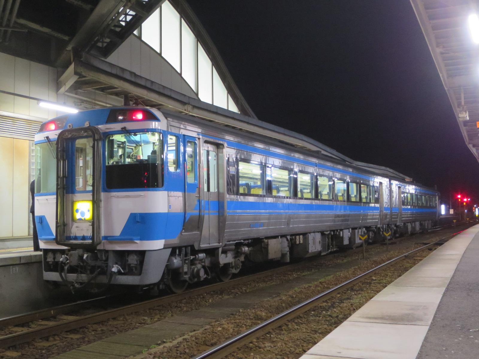 阿南駅で発車を待つ特急「ホームエクスプレス阿南」