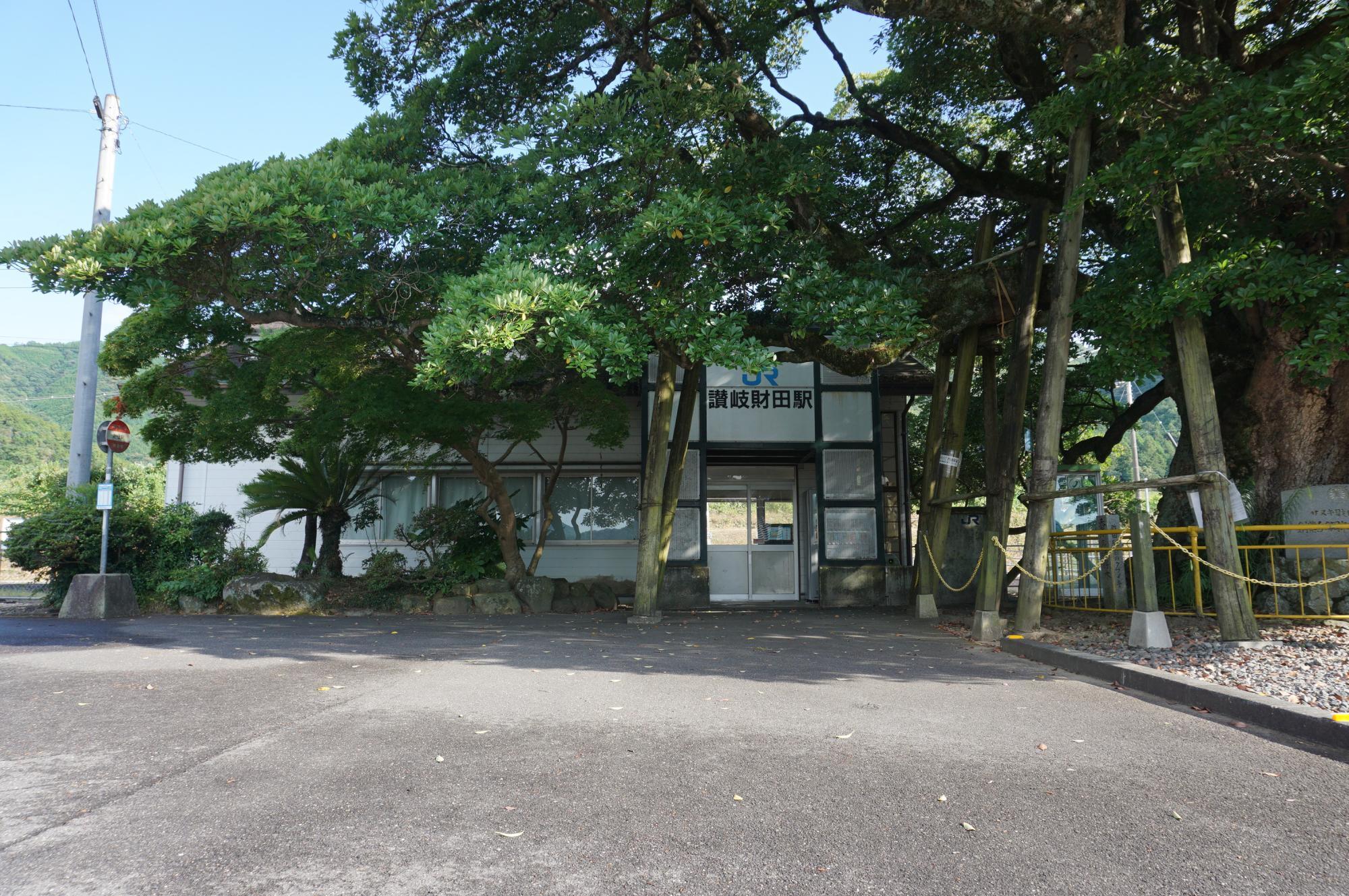 土讃線 讃岐財田駅（香川県三豊市）