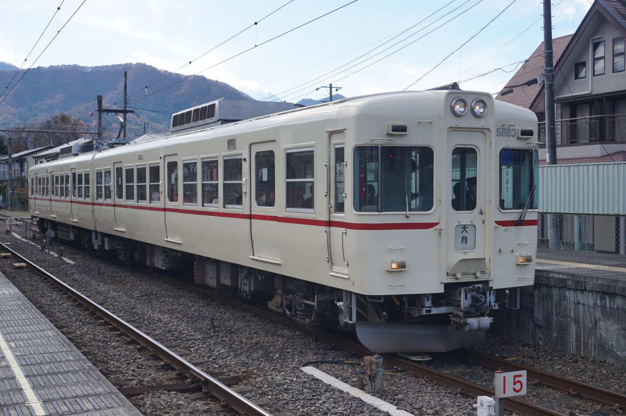 谷村町駅に停車するモハ1101（旧：京王5863）