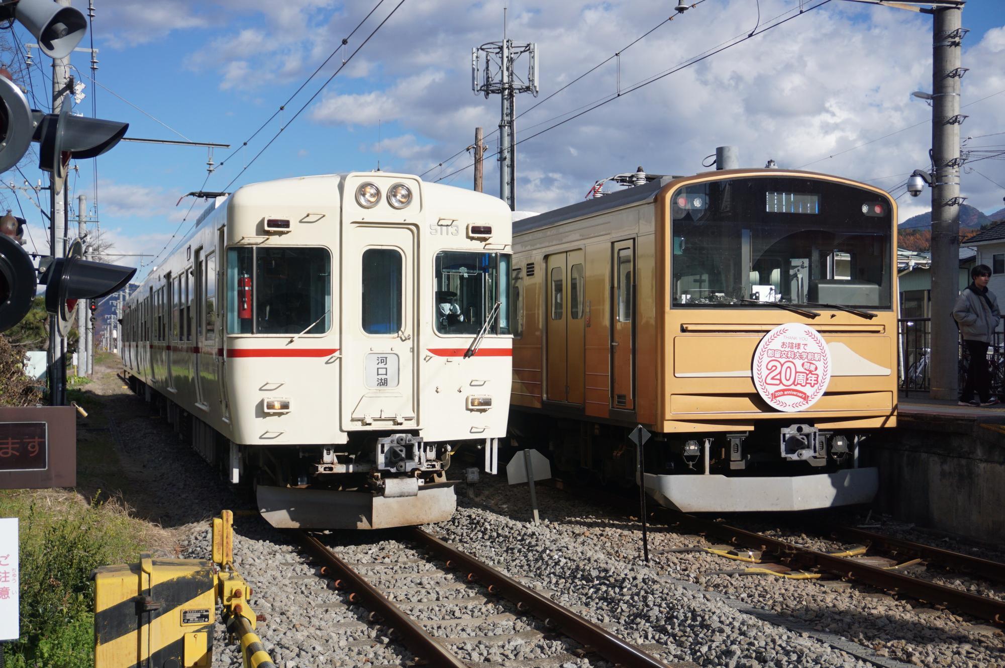 東桂駅で6000系と並ぶモハ1001（旧：京王5113）