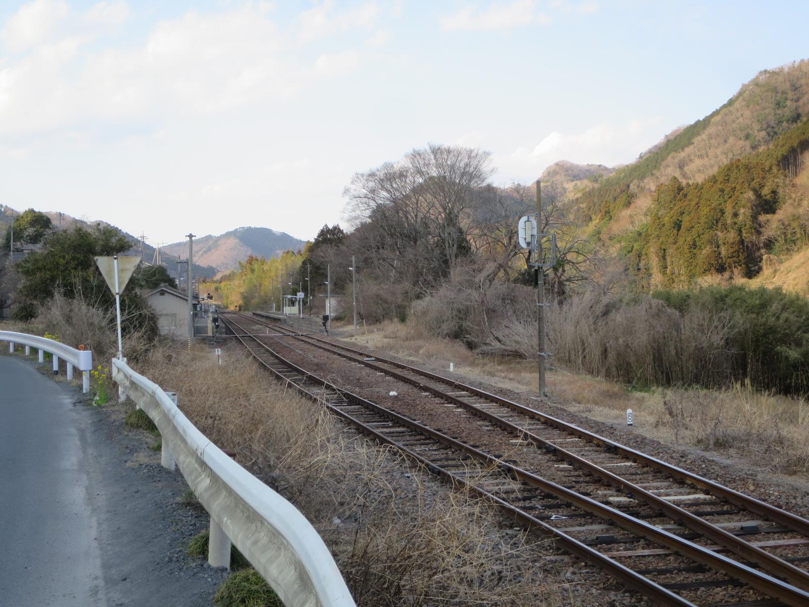 南方から見た駅構内