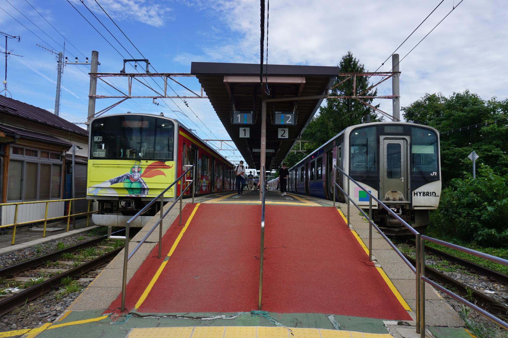 高城町駅でHB-E210系と並ぶ「マンガッタンライナーⅡ」