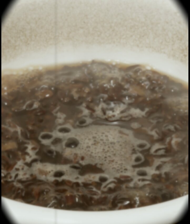 からす麦と黒豆が案外多かったので、コーヒーカップ8杯分ほど水を使い、4杯程度になるまで煮た