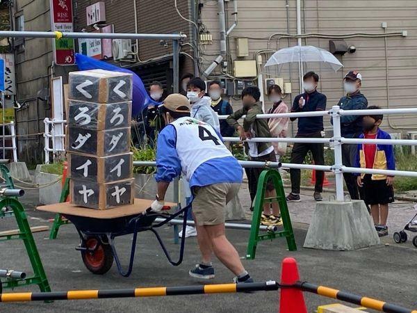 沿道からの応援を受ける石炭運びレース。（昨年の様子）