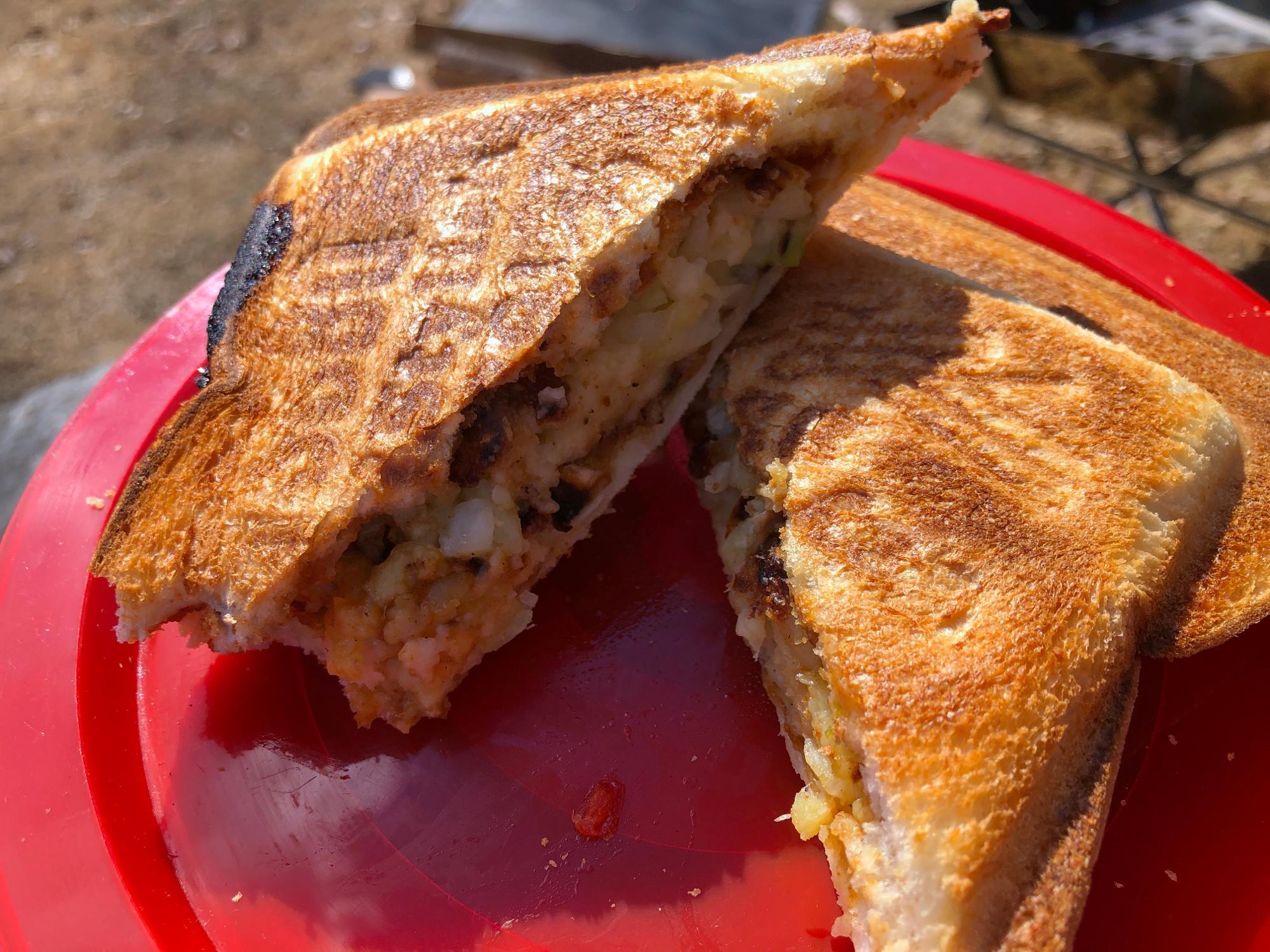 お好み焼きを具材で挟む