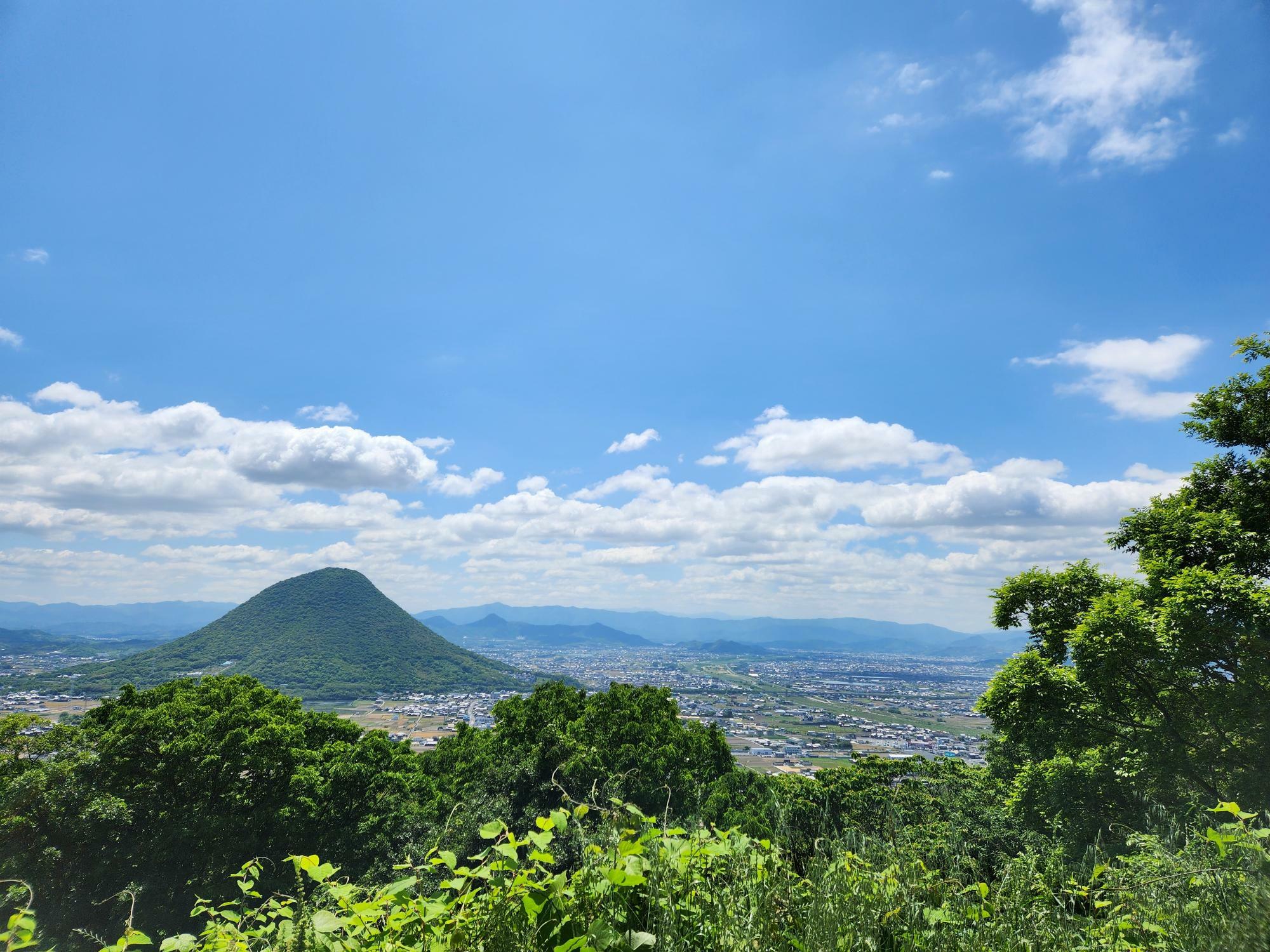 言い伝えに残る飯野山も駐車場から見ることができます。