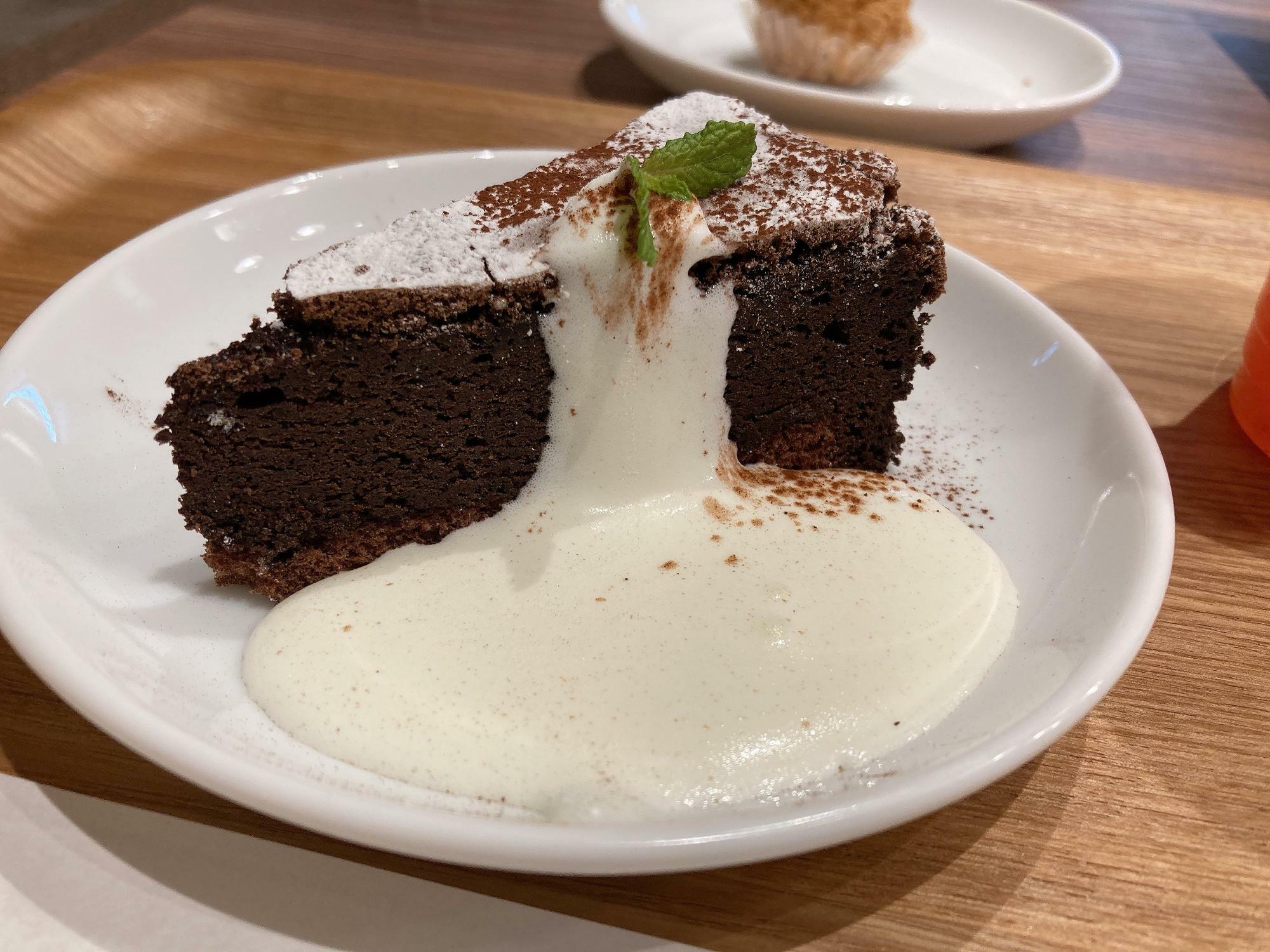 　　　　　　　　チョコレートケーキ　￥528(税込）