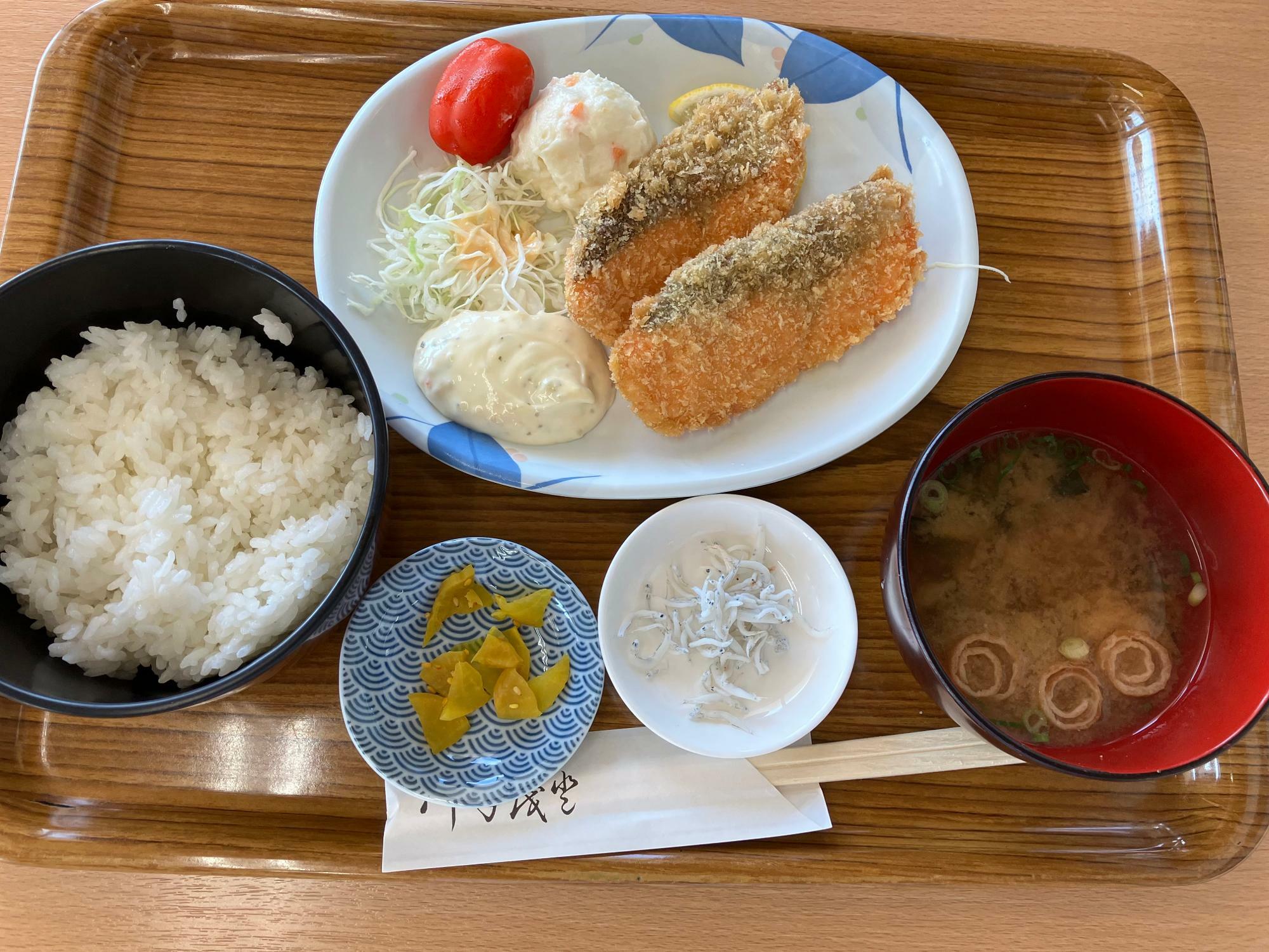 サーモンフライ定食　¥930（税込）