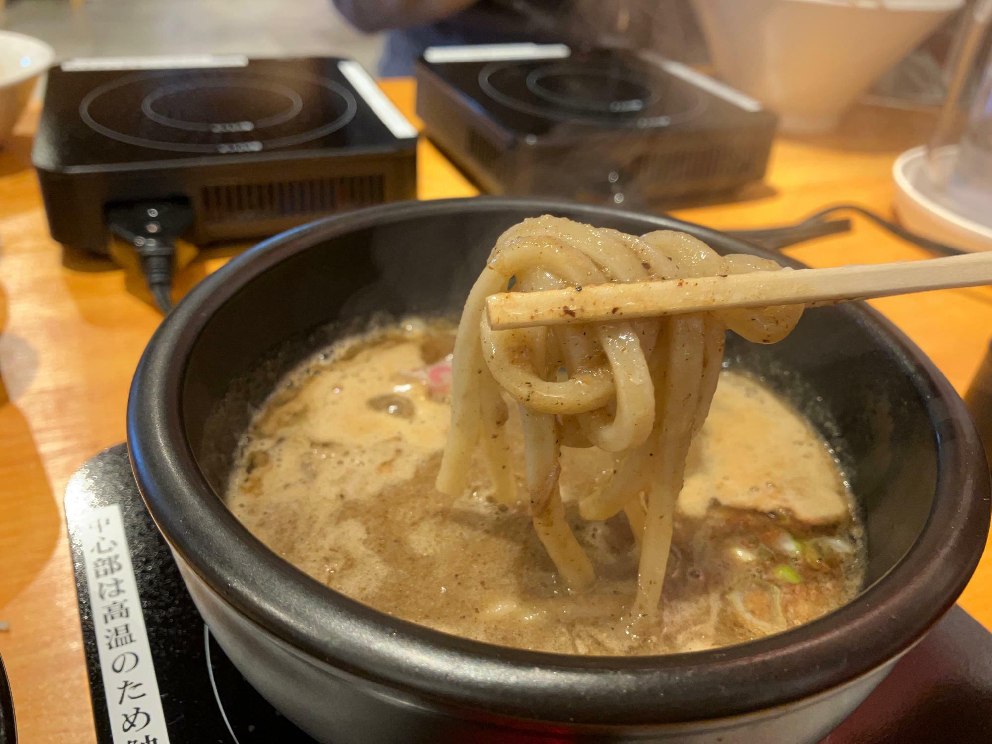 濃厚なスープにまけないインパクトのある極太麺