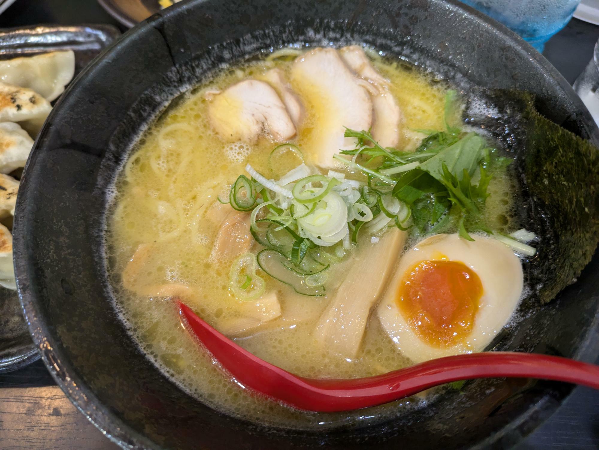 濃厚鶏骨しおラーメン