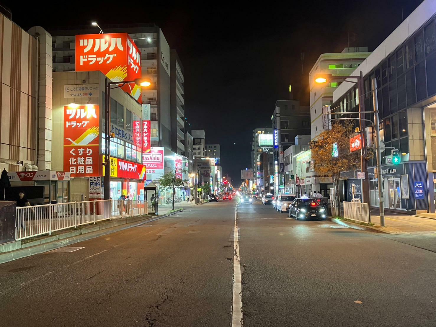 札幌市西区琴似は多くの店が軒を連ねています。画像は夜の琴似の様子。