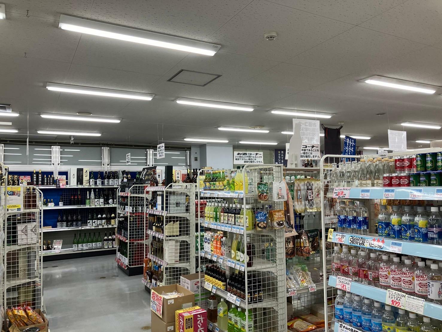 店内には様々なお酒や食品が販売されています。