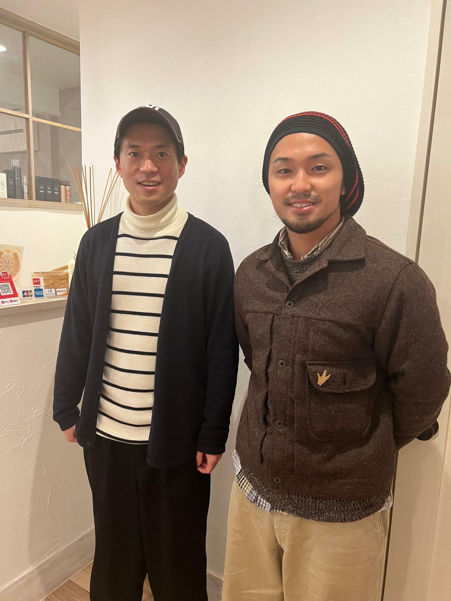 海外慎太郎さん（右）と美容室クロンドフルールのオーナー黒瀬了輔さん（左）