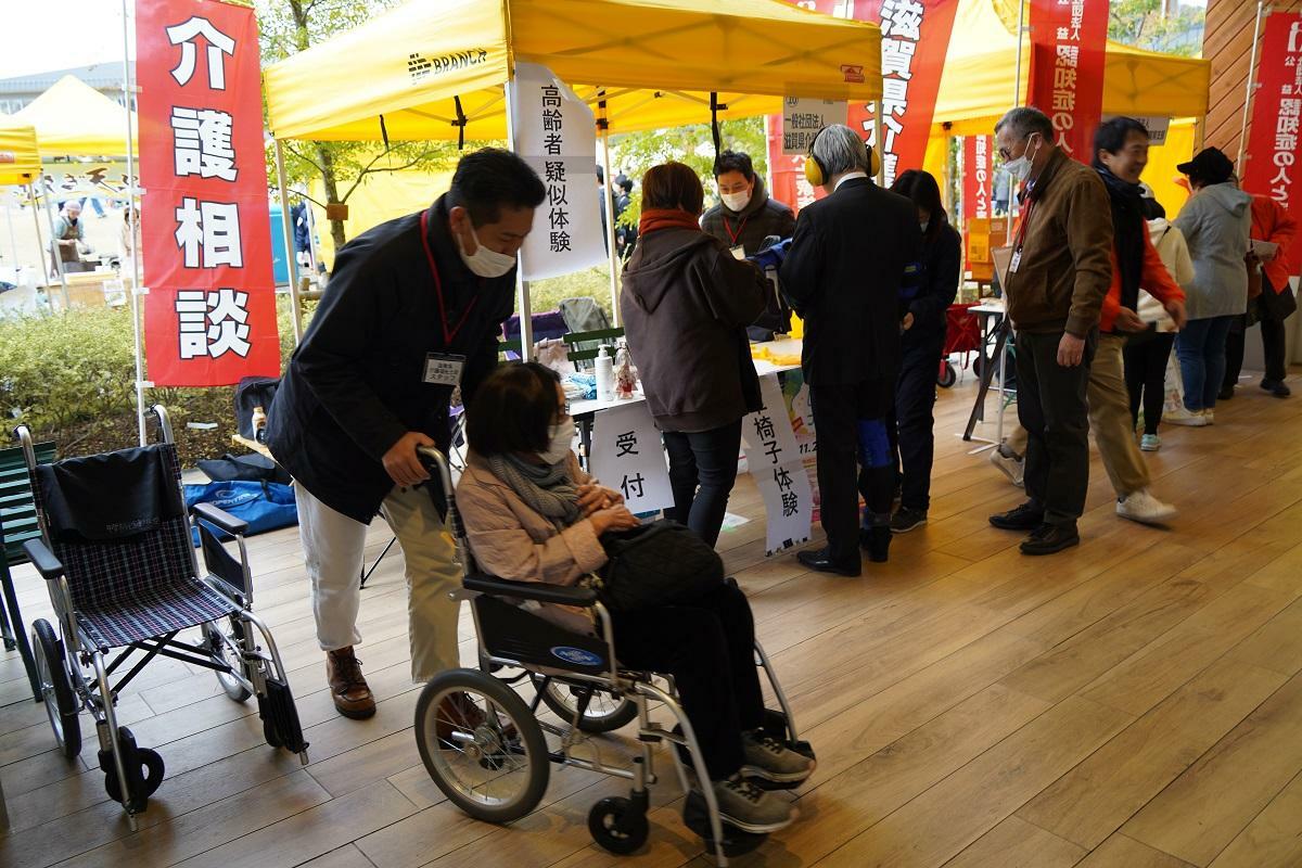 車椅子体験をする来場者（昨年の様子）