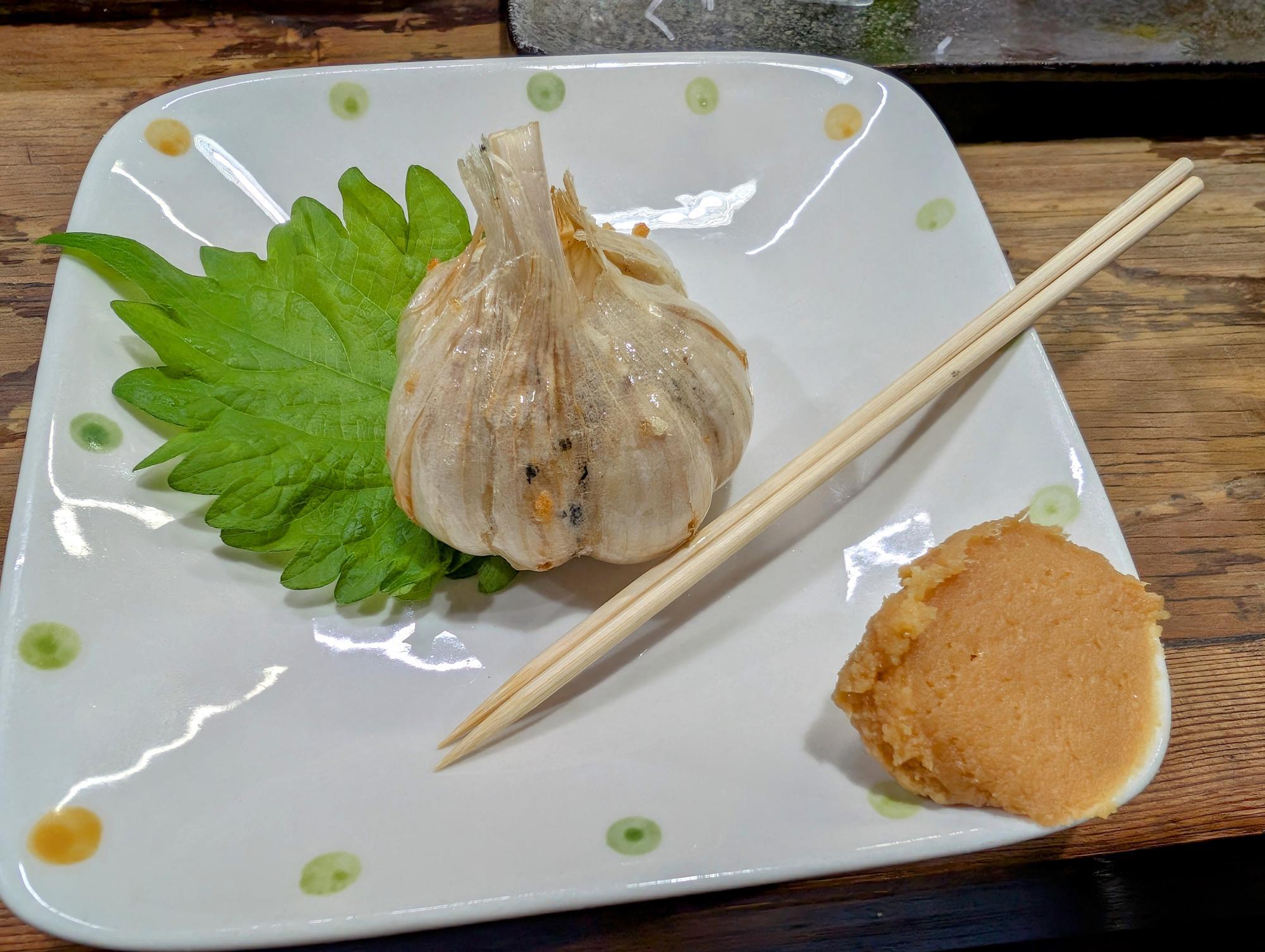 にんにく揚げはお味噌をつけていただきます。お味噌に七味を混ぜてもおいしいですよ～