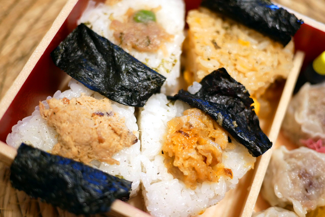 左上からシウマイの肉あん、炒飯、鮪の燻マヨ和え、鶏の唐揚げとあんずのガーリックバター風味