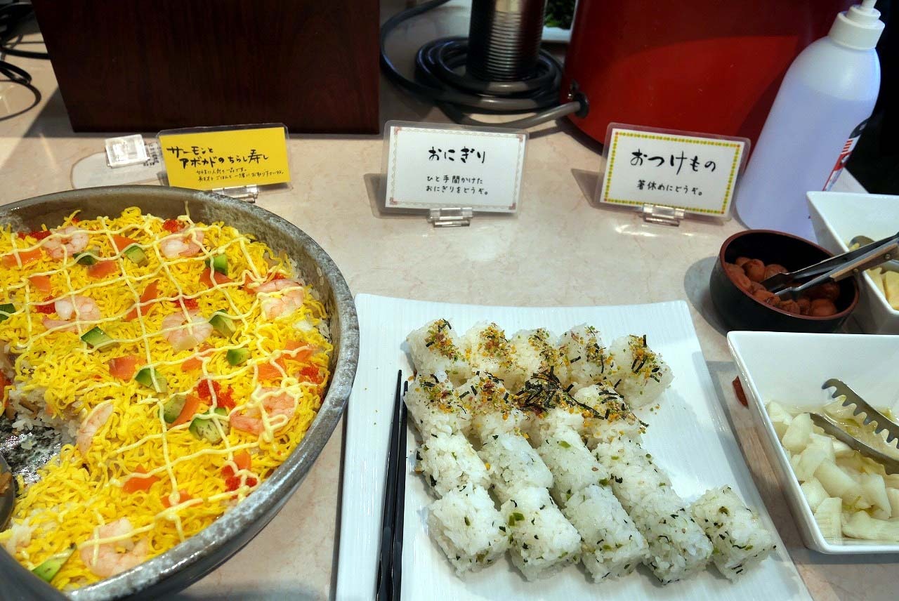 アボカドとサーモンのちらし寿司が人気！