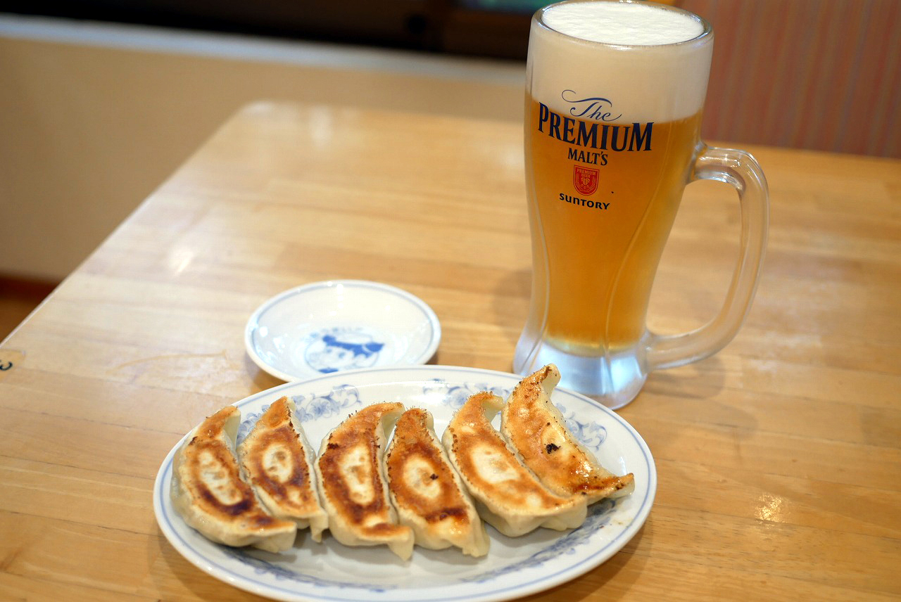 焼き餃子（260円）と生ビール（460円）