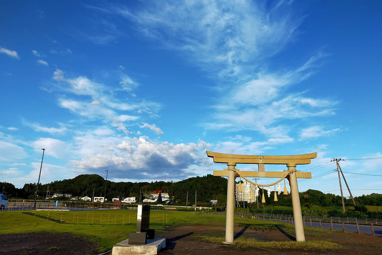 東浪見の鳥居の左奥には釣ヶ崎グランピングリゾートが！