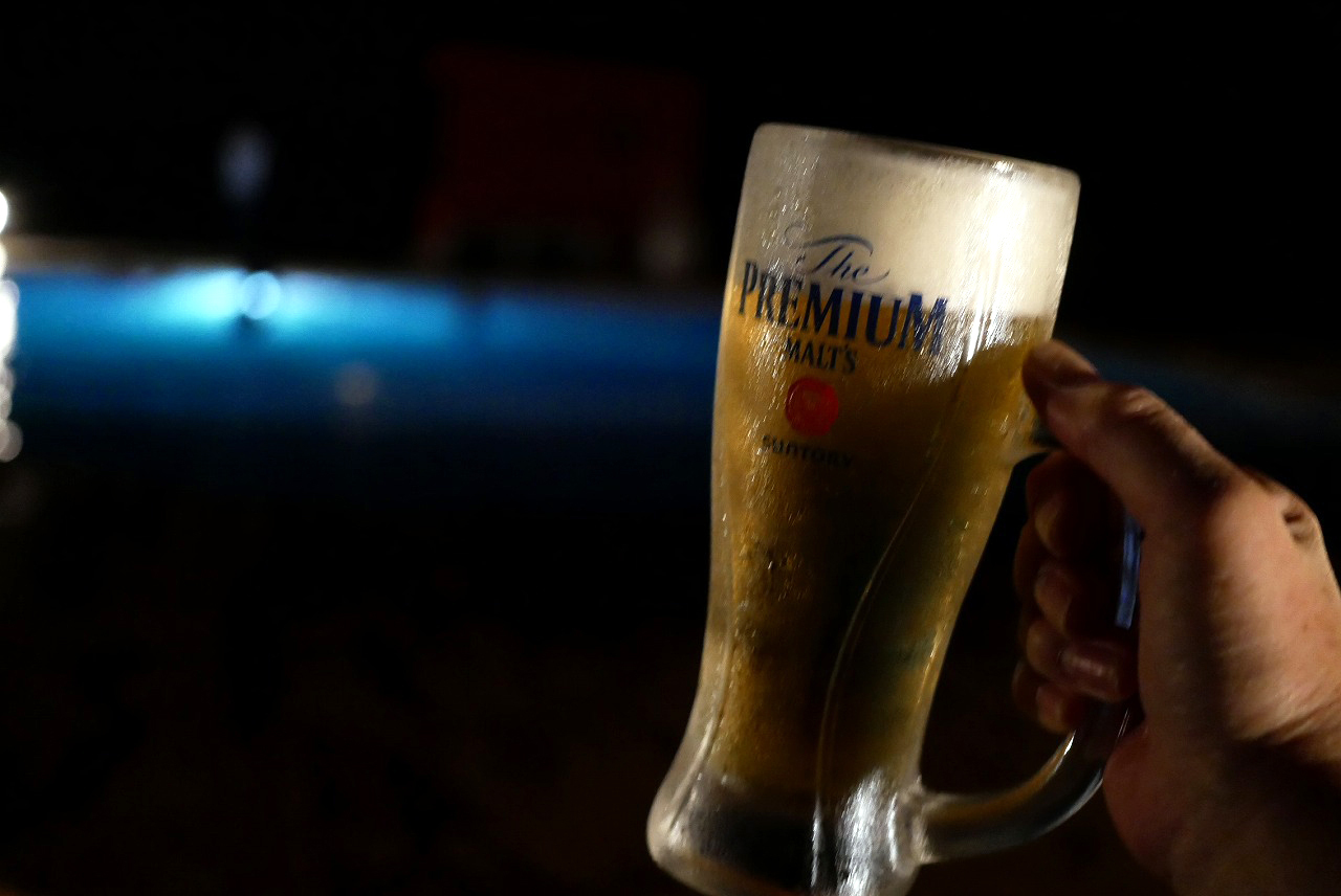 夜のプールを眺めながら飲むビールも最高！