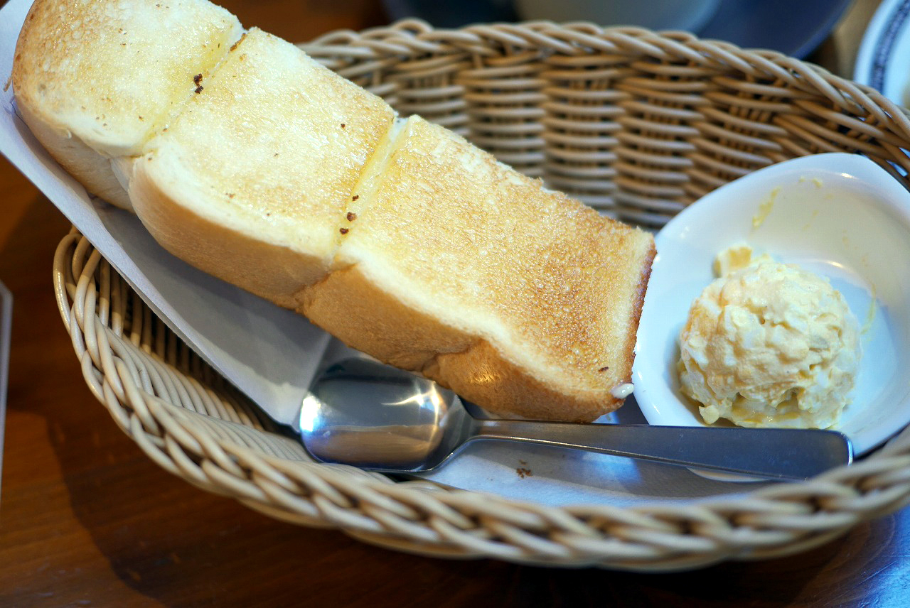 山食パンのトーストにバター、手作りたまごペースト