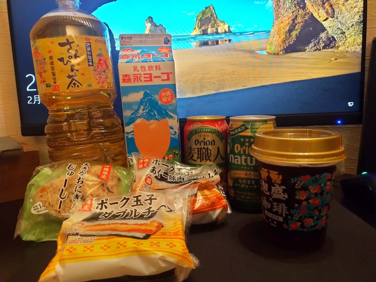 コンビニや沖縄のローカルスーパーサンエーで購入してきたもので部屋飲み
