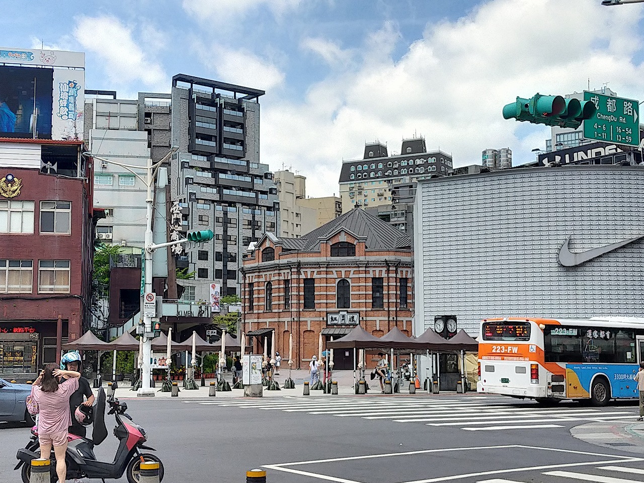 赤レンガの建物が台湾で初めて建設された公設市場「西門紅楼」