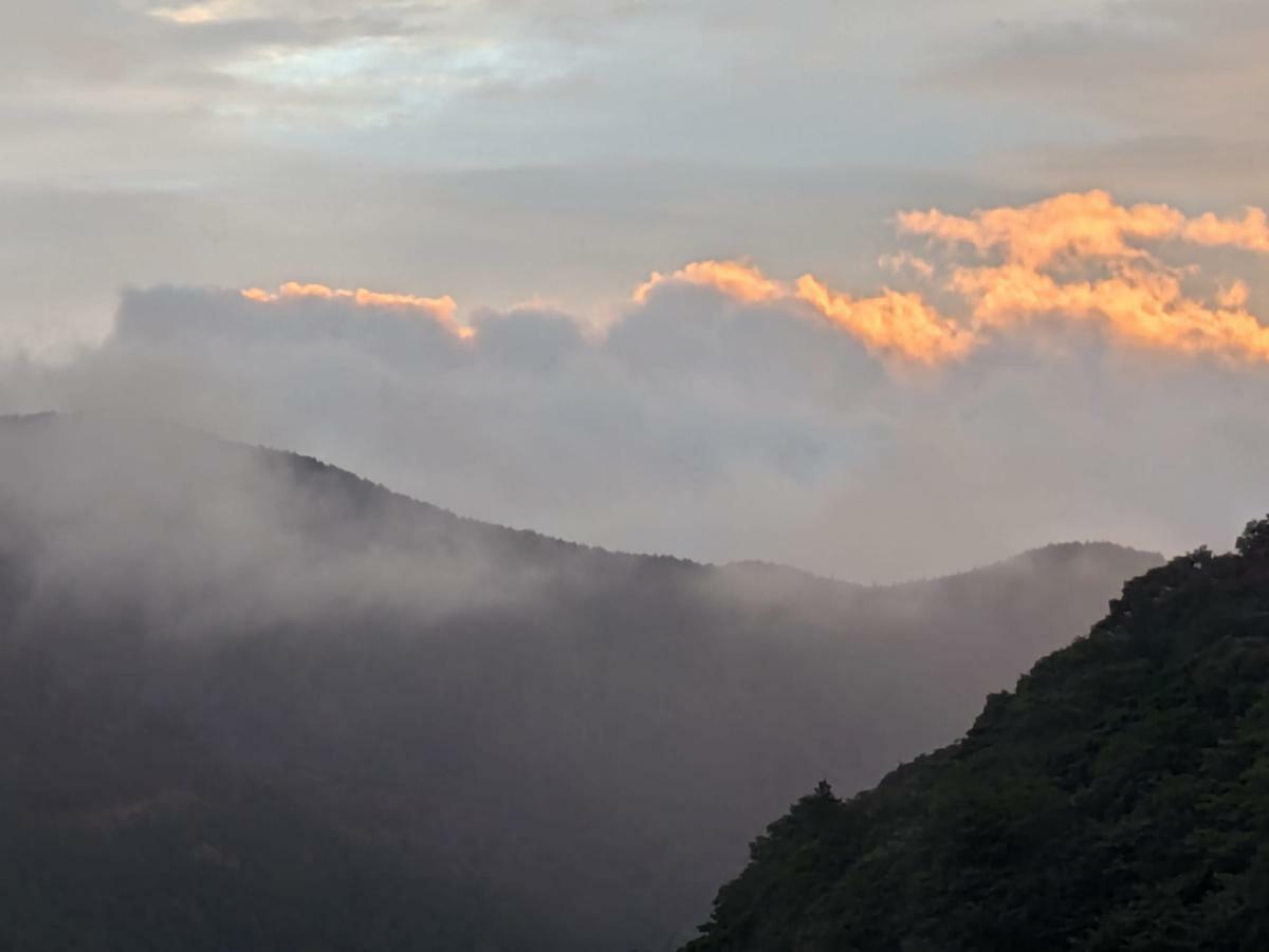 早朝は朝焼けに照らされた雲海を望むことも…