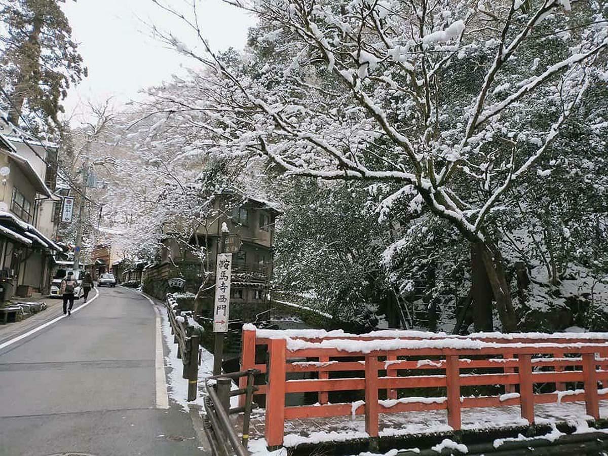 貴船神社から鞍馬寺山門へと向かう道