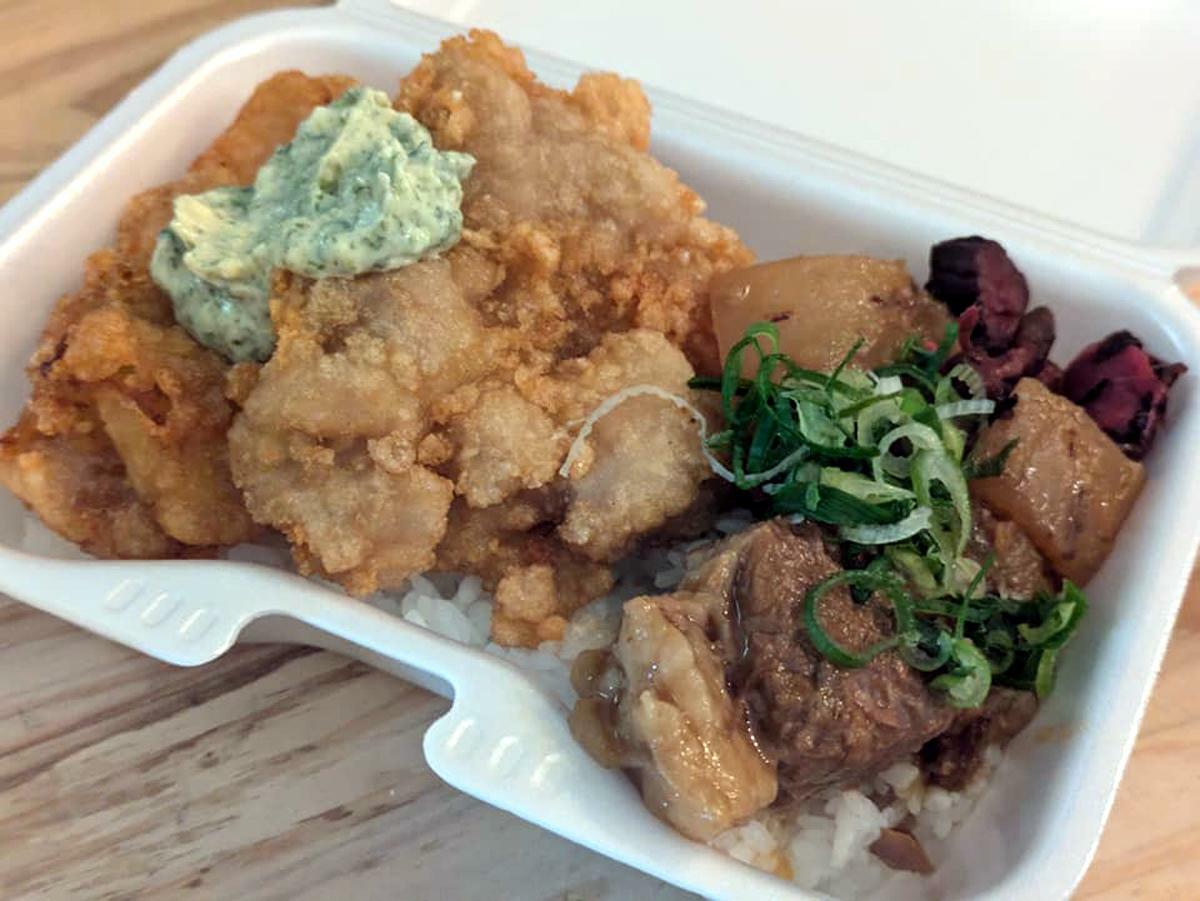 からあげと煮込みが乗った「赤ねこコンボ丼」　大盛り1,300円（税込）