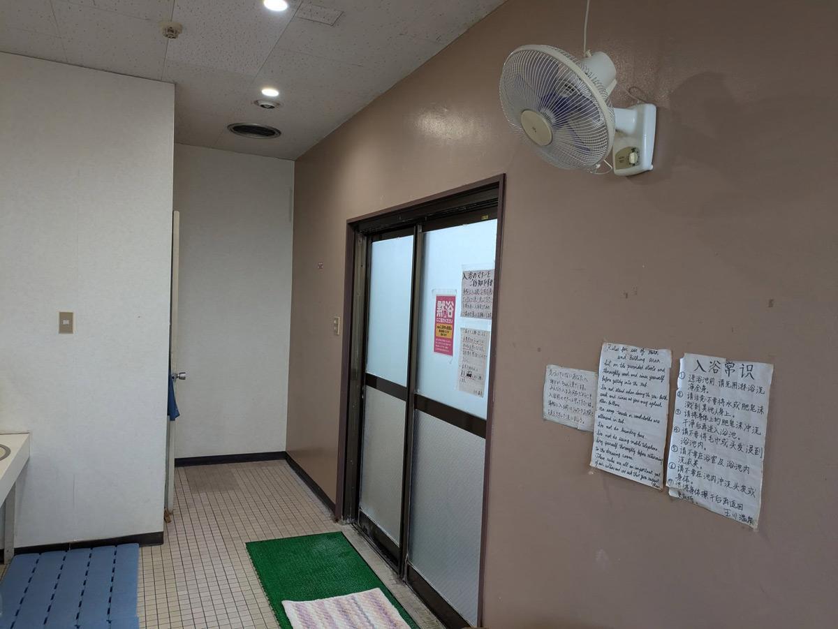 ダバダバ源泉が止まらない！湯船から溢れる温泉で床が水浸しの