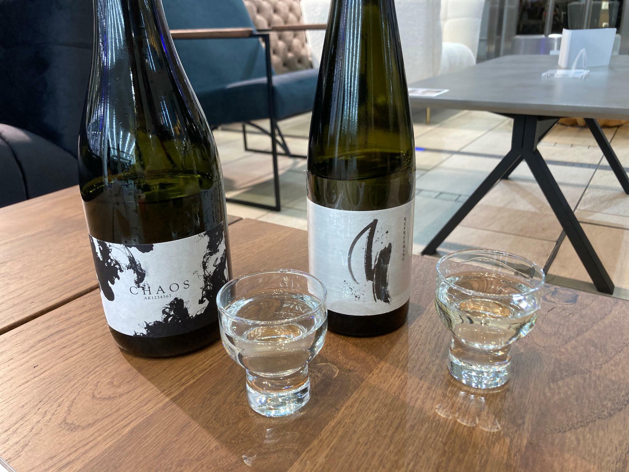 匿名醸造家集団７蔵の純米酒をブレンドして作られた貴醸酒CHAOS（左）