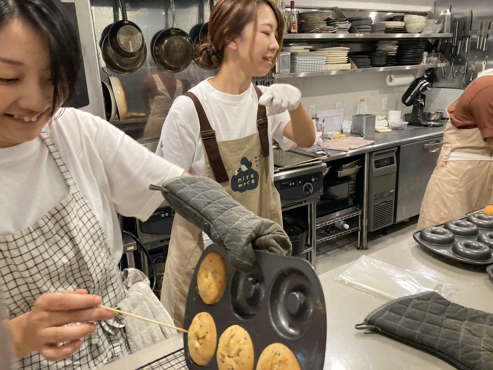 プレオープンの準備をする真梨子さんとスタッフの方々