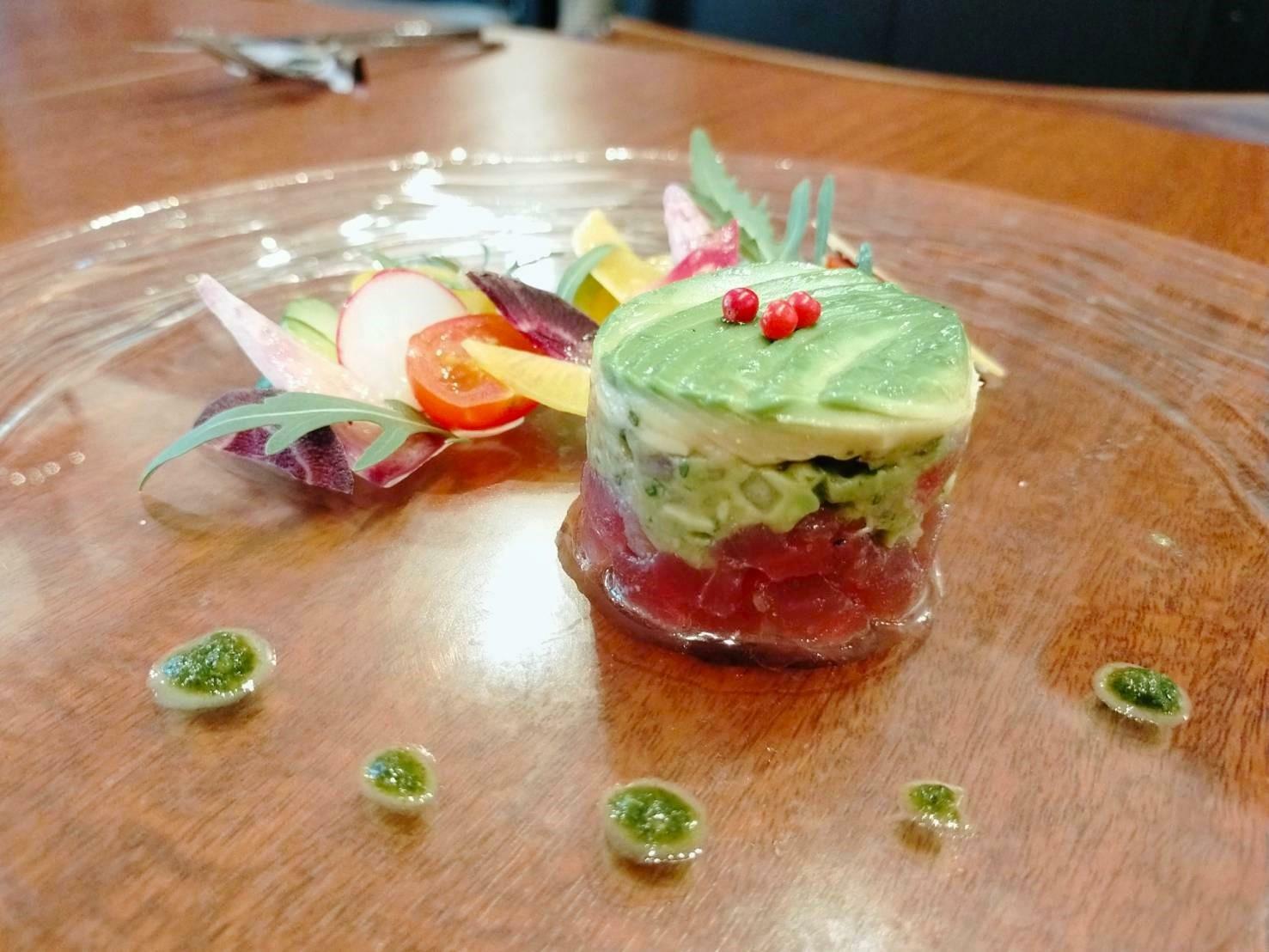 マグロとアボカドのタルタル 鎌倉野菜バジル風味