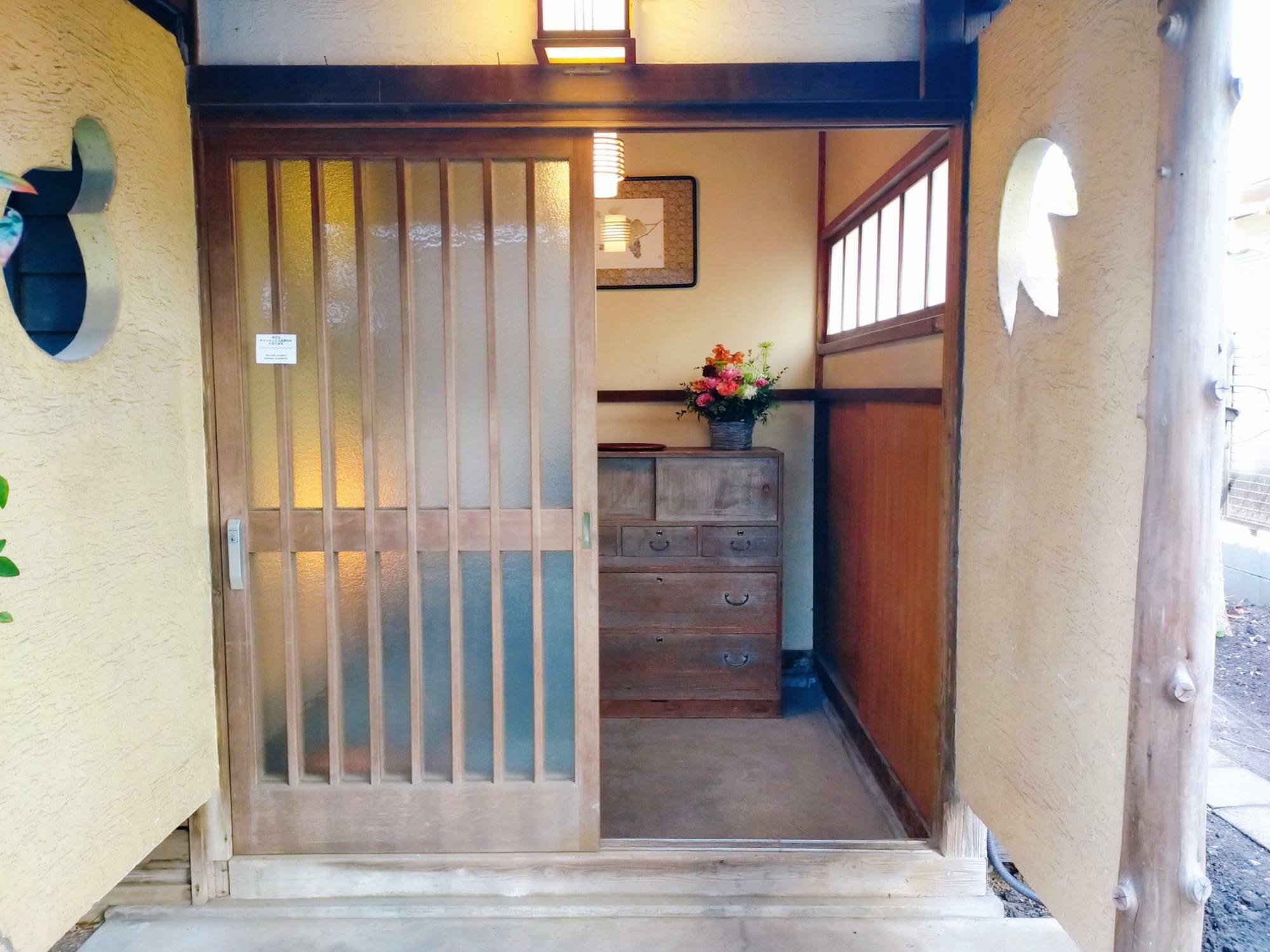 趣のある玄関。ここが鎌倉の中心地であることをつい忘れてしまいそうに。