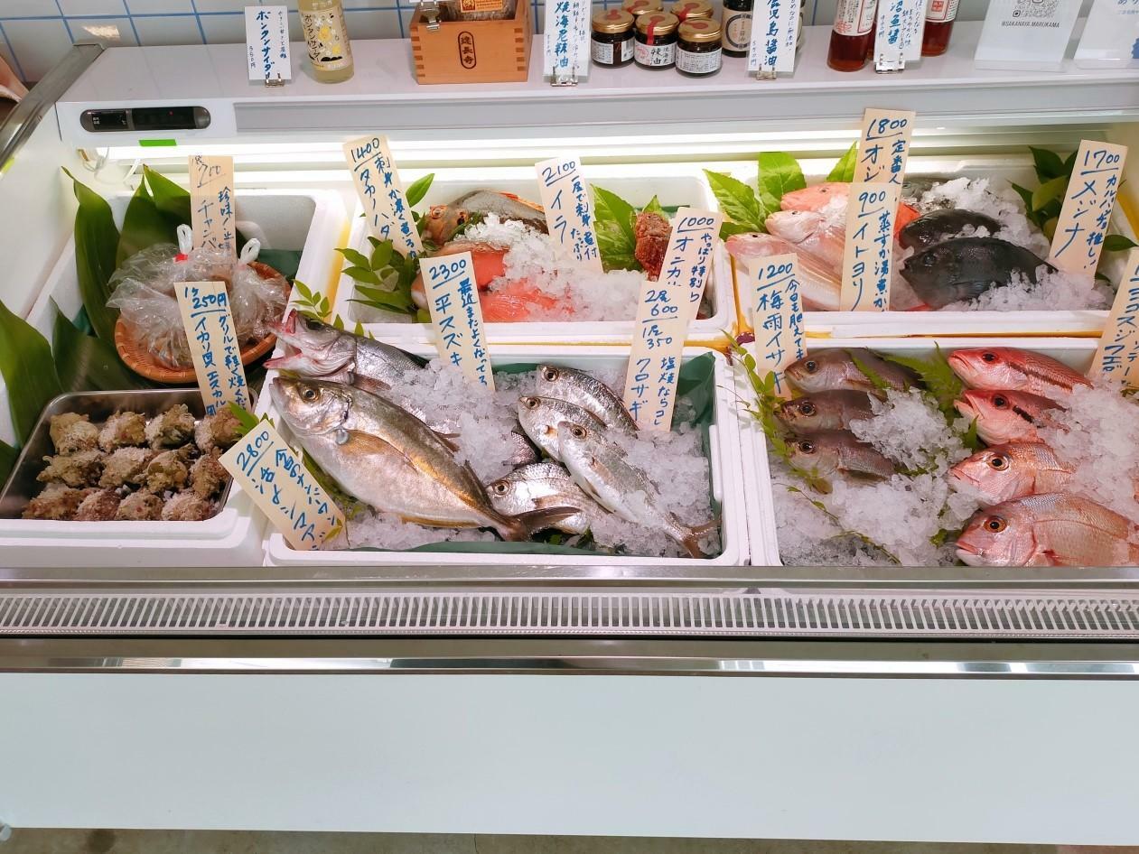 並ぶ魚は全て産地直送。毎朝、阿久根から空輸で届く魚を中心に、お刺身や切り身や惣菜などが並びます。開業以来、取り扱った魚は180種類以上！