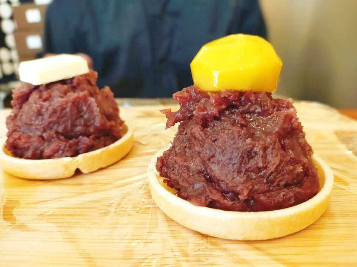 栗あんもなか￥380　 餡と栗の色のコントラストが見た目にも美しいですね。