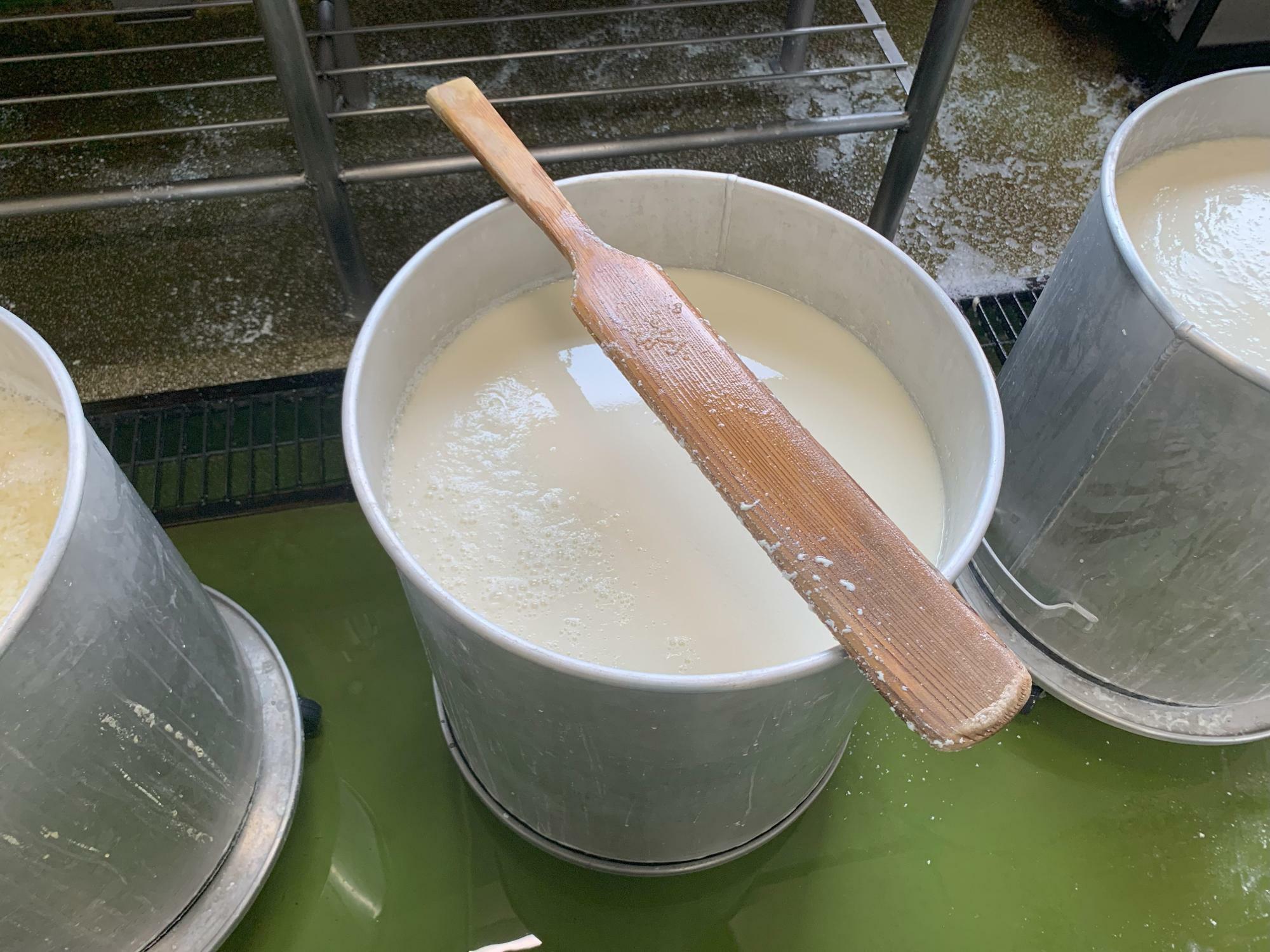 豆乳ににがりを入れて撹拌。