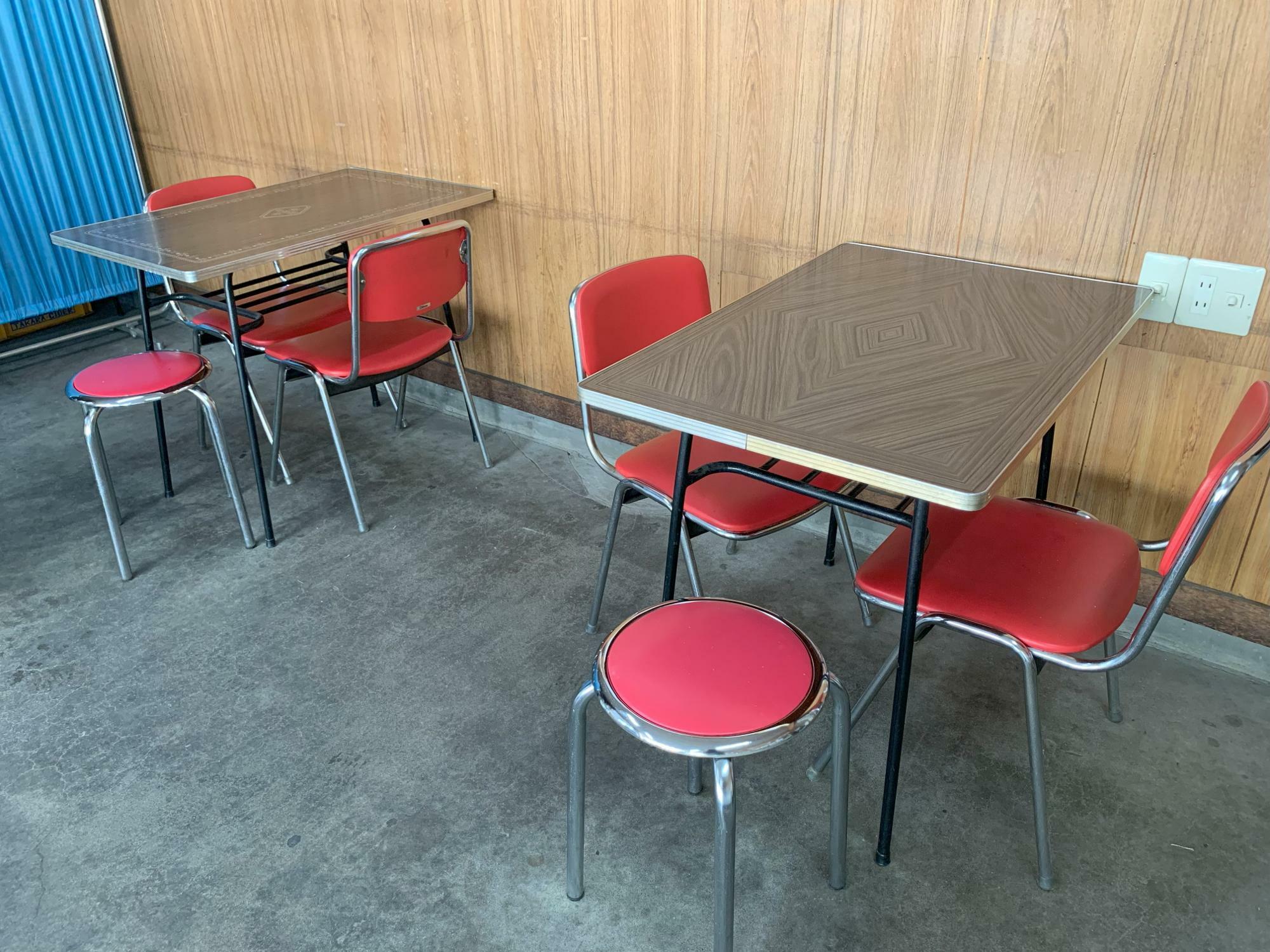 昭和レトロなテーブルや椅子